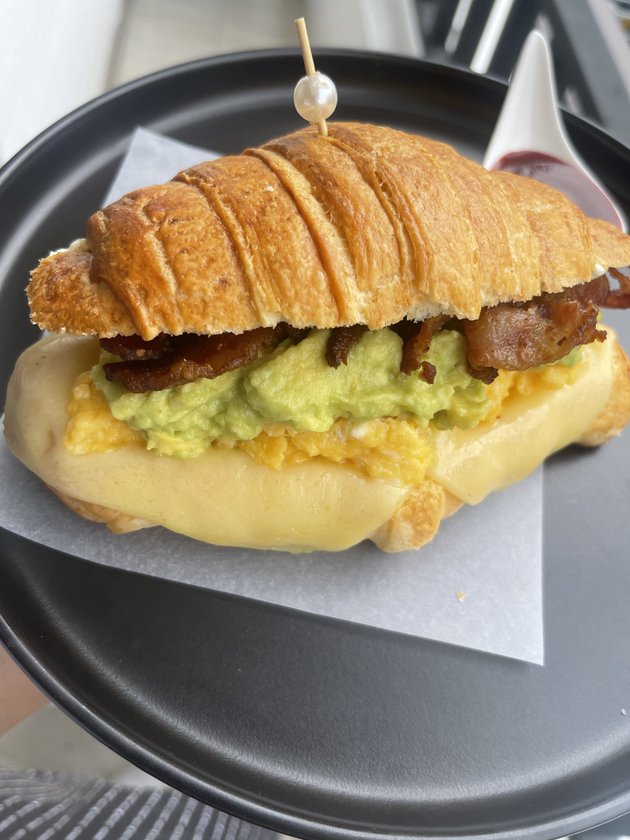 Sanduche de Huevo, Tocineta, Queso y Aguacate