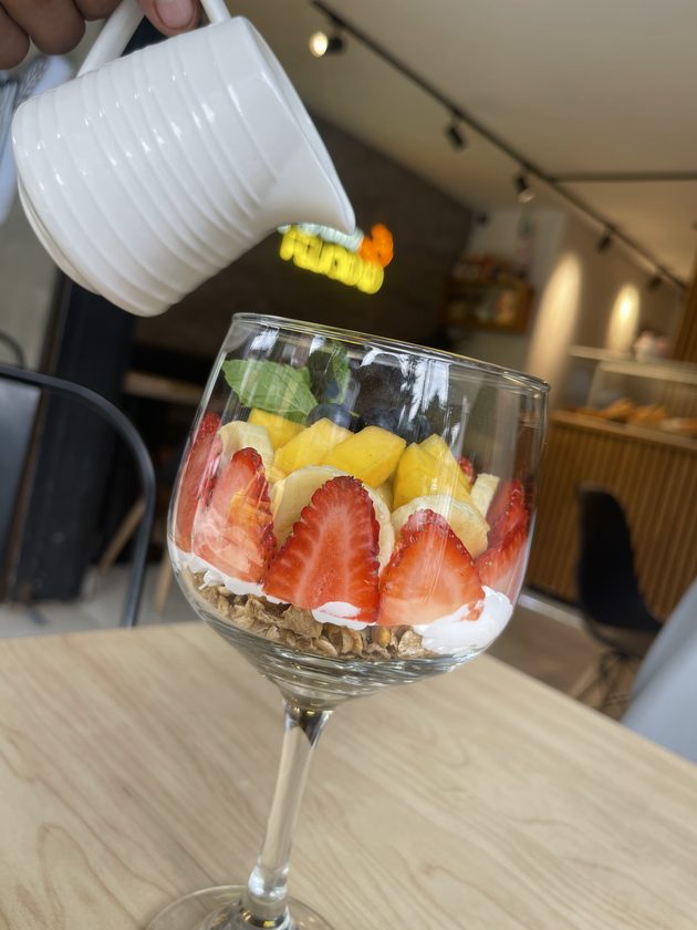 Parfait con Granola, Yogurt y Fruta